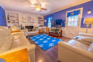 Μια τηλεόραση ή/και κέντρο ψυχαγωγίας στο Martinsville Gem - Fireplace, Pets, Near the Park