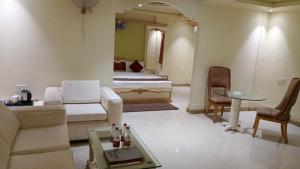 Ένα ή περισσότερα κρεβάτια σε δωμάτιο στο HOTEL SAPTARSHI