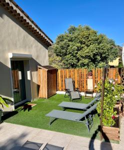 a backyard with a picnic table and a bench at l’Anita in Théoule-sur-Mer