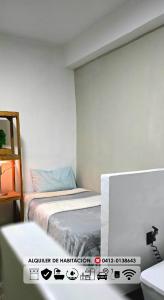 a room with two beds and a tv in it at Alquiler de habitaciones en CARACAS in Caracas