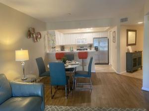 Pine ManorResidence Condo II的一间带桌椅的客厅和一间厨房