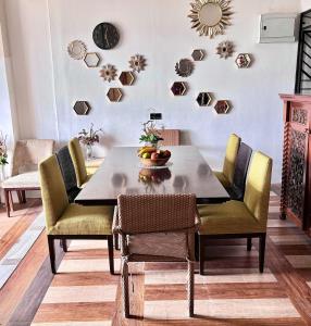 ein Esszimmer mit Tisch und Stühlen in der Unterkunft KL Ampang Flora Eco Luxury Hilltop Villa in Ampang