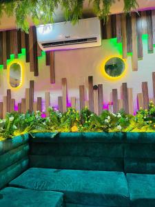 een groot aquarium met planten in een kamer bij The Majj Hotel Sapele in Sapele