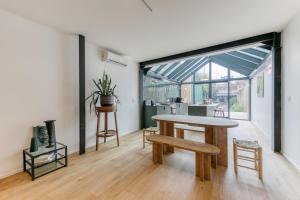 ein Zimmer mit Tisch und Stühlen und eine Küche in der Unterkunft Designer loft 5 minutes from Paris in Bagnolet