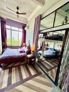 ein Schlafzimmer mit zwei Etagenbetten und einer darauf liegenden Frau in der Unterkunft KL Ampang Flora Eco Luxury Hilltop Villa in Ampang