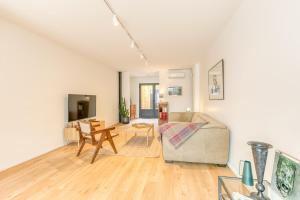 ein Wohnzimmer mit Sofa und Tisch in der Unterkunft Designer loft 5 minutes from Paris in Bagnolet