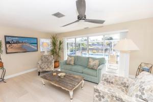 Μια τηλεόραση ή/και κέντρο ψυχαγωγίας στο Pet Friendly, Private Pool, Boating easy to get out to Charlotte Harbor, Close to activates and beach life