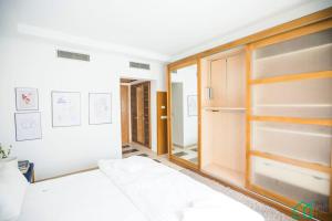 a bedroom with a bed and a closet at Le Premium Central luxueux et très confortable in Dār Şāliḩ Bey