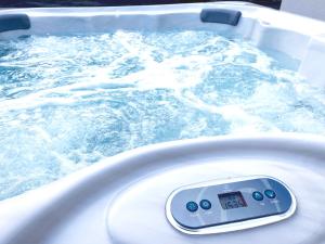 een badkuip gevuld met water met daarin een kalkaanslag bij Petite Mansion in Nasicz