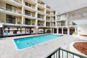 een zwembad voor een gebouw bij Presleys Place in Gatlinburg