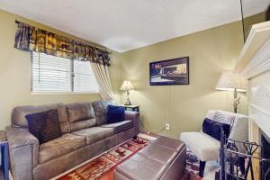 een woonkamer met een bank en een stoel bij Presleys Place in Gatlinburg