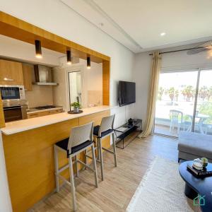 Kuchyň nebo kuchyňský kout v ubytování Bright and stylish 1 bedroom flat in Jardins De Carthage