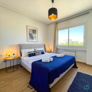 Postel nebo postele na pokoji v ubytování Bright and stylish 1 bedroom flat in Jardins De Carthage