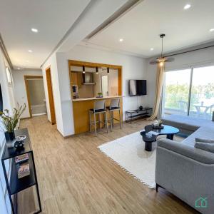 Kuchyň nebo kuchyňský kout v ubytování Bright and stylish 1 bedroom flat in Jardins De Carthage