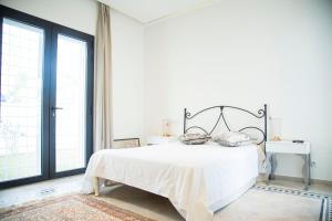 Ένα ή περισσότερα κρεβάτια σε δωμάτιο στο Les Verrières De Gammarth Piscine et confort