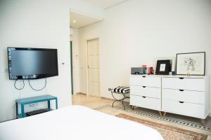 Μια τηλεόραση ή/και κέντρο ψυχαγωγίας στο Les Verrières De Gammarth Piscine et confort