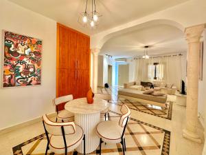 Posezení v ubytování Golden Tulip spacious 1 bedroom with terraces