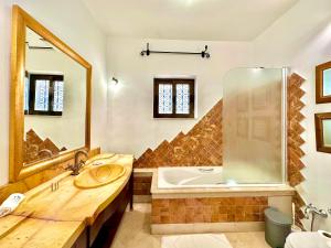 Koupelna v ubytování Golden Tulip spacious 1 bedroom with terraces + 13 fotografií