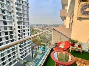 einen Balkon mit zwei Tischen und Stühlen auf einem Gebäude in der Unterkunft The Platino Modern Comfort Next to Paradigm Johor Bahur in Johor Bahru
