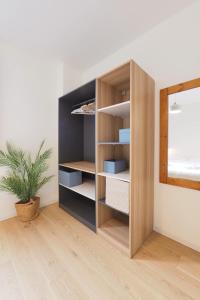 Η βιβλιοθήκη του διαμερίσματος