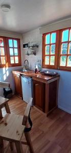 eine Küche mit einer Arbeitsfläche aus Holz und Holzböden in der Unterkunft Tiny house los cuchi in Hipólito Yrigoyen