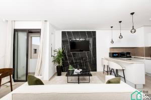 uma sala de estar com um sofá e uma mesa em E24 Grand Luxe tout équipé et central em Dar el Haj Ahmed Souid