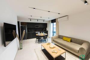 Posezení v ubytování Sunset 203 Luxury appartment with Gym in Lac1