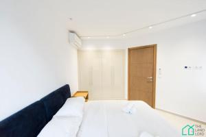 Postel nebo postele na pokoji v ubytování Sunset 203 Luxury appartment with Gym in Lac1