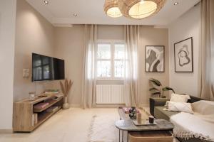 TV a/nebo společenská místnost v ubytování Villa bord de mer piscine chauffée et terrasse + 14 fotografií