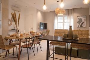 Posezení v ubytování Villa bord de mer piscine chauffée et terrasse