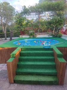 Eine Treppe führt zu einem Schwimmbecken mit Rutsche in der Unterkunft Oasi Villa Anthea in Santa Lucia