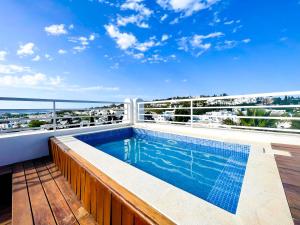 Dar Mimoun BeyPanoramic View : Enjoy a hot swim in Sidibou的大楼阳台上的游泳池