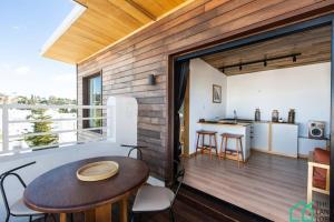 Dar Mimoun BeyPanoramic View : Enjoy a hot swim in Sidibou的客房设有桌子和带阳台的厨房