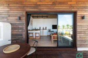 Dar Mimoun BeyPanoramic View : Enjoy a hot swim in Sidibou的海景用餐室和厨房