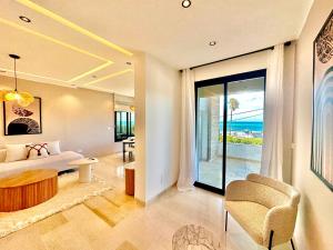 Posezení v ubytování Villa Corniche vue mer et piscine chauffée