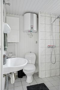 Koupelna v ubytování Holiday Home With Creative Space Near Glesborg + 28 fotografií