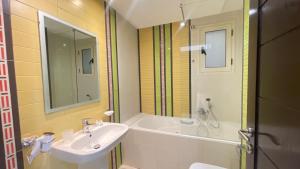 Ένα μπάνιο στο Black and white 3 bedrooms in LAC II