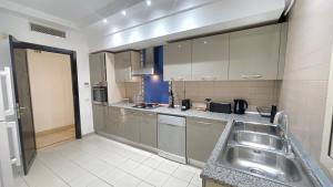 Η κουζίνα ή μικρή κουζίνα στο Black and white 3 bedrooms in LAC II +18 φωτογραφίες