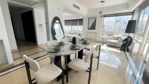 Χώρος καθιστικού στο Black and white 3 bedrooms in LAC II