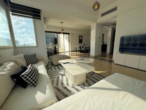 Χώρος καθιστικού στο Black and white 3 bedrooms in LAC II