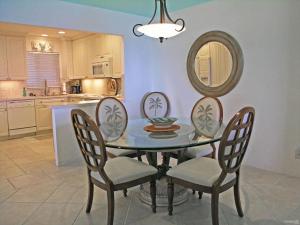 tavolo da pranzo con 4 sedie e specchio di Oceanfront Three-Bedroom Apartment with Panoramic Views a Beverley Beach