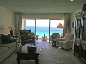 un soggiorno con vista sull'oceano di Oceanfront Three-Bedroom Apartment with Panoramic Views a Beverley Beach