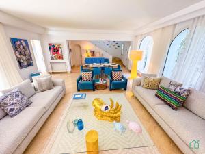 Posezení v ubytování Villa des artistes : Villa de luxe à Carthage