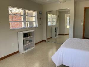 Ένα ή περισσότερα κρεβάτια σε δωμάτιο στο Historic Cocoa Village Riverwalk