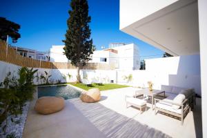 El HaouachにあるVilla Hermes: Seaside and luxuriousの白い建物の裏庭