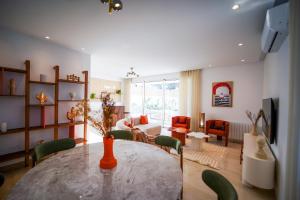 El HaouachにあるVilla Hermes: Seaside and luxuriousのリビングルーム(テーブル、椅子付)、