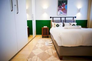 El HaouachにあるVilla Hermes: Seaside and luxuriousの緑の壁のベッドルーム1室(大型ベッド1台付) +21枚の写真