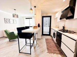 Η κουζίνα ή μικρή κουζίνα στο The Business Stay: Brand new in Lac 2 +2 φωτογραφίες