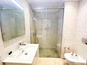 Ένα μπάνιο στο The Business Stay: Brand new in Lac 2