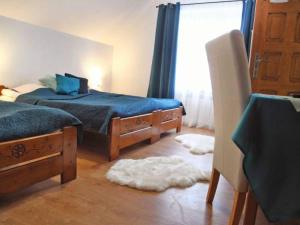 a bedroom with two twin beds and a window at Salamonówka in Szlachtowa